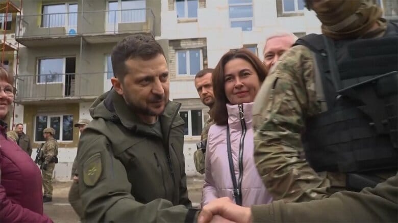 奪還した東部の拠点イジュームを電撃訪問したゼレンスキー大統領（9月14日）