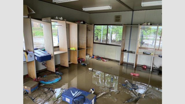 水が引いた直後の部室　半部ぐらい水に浸かる　画像提供：磐城高校ラグビー部