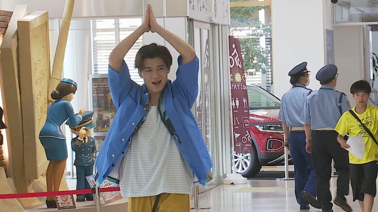 鳥取空港に登場した新浜レオンさん