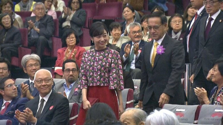 ペルーご訪問で音楽鑑賞の際に着られた花柄のボルドーのドレス（2023年11月）