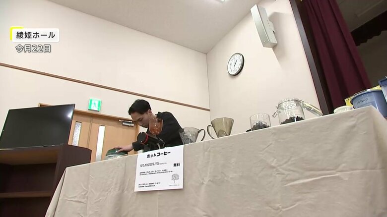 「このコーヒーを飲んでいる瞬間だけでも気晴らしというか…」という思いで被災者に寄り添う木崎さん