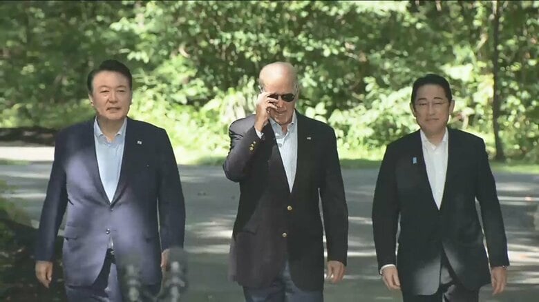 森林に囲まれた環境で…3首脳はノーネクタイ姿