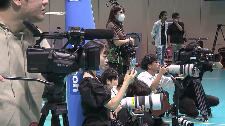 ナショナルトレーニングセンターに集まった多くの報道陣