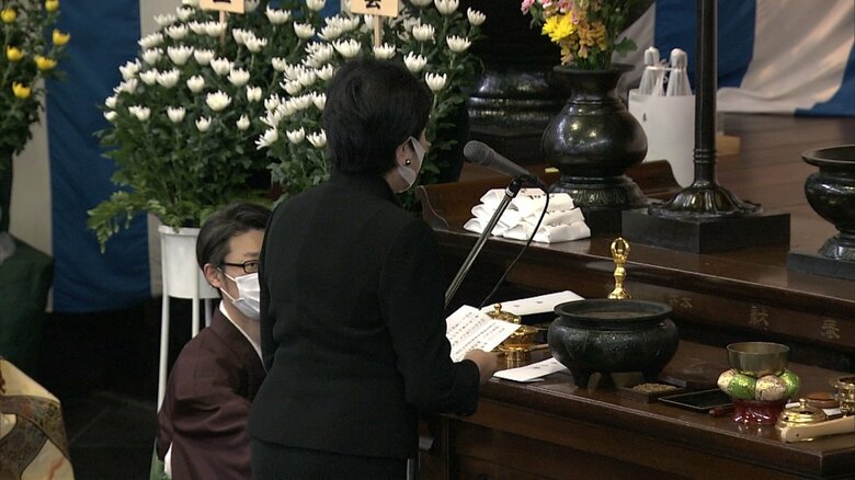 追悼の辞を述べる小池都知事