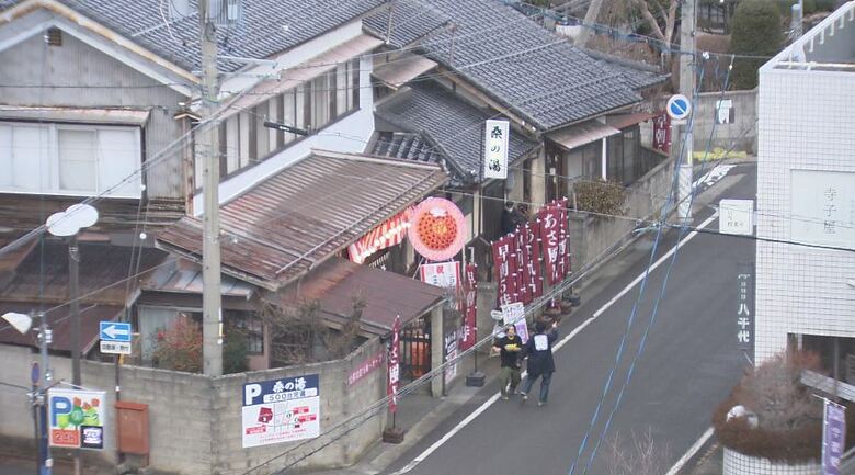 お年寄りから学生まで幅広く利用してもらおうと新生・「桑の湯」の営業時間は午前5時から深夜1時まで（午後1時～3時は清掃　定休日：火曜）