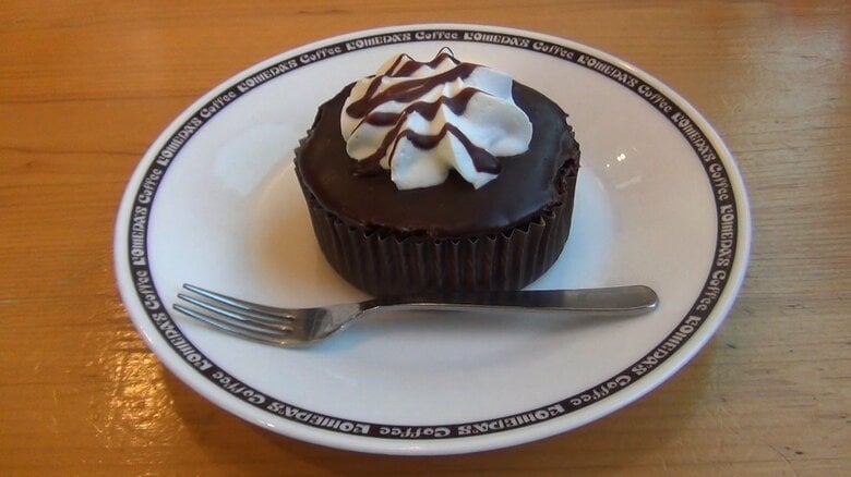 明治はサステナブルなカカオ豆を使ったチョコレートケーキをコメダ珈琲店で販売