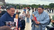 「やっとフランスに」両横綱がパリ散策　“花より団子”フランスパンに笑顔でかぶりつき　大相撲
