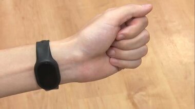 保育時の事故を防ぐ!子どもの居場所と狀態を把握できる「リストバンド」…心拍數?血圧?ストレス値も測定