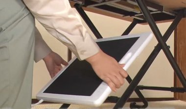 デスクに貼り付けもOK…場所を選ばず使えて暖かい コンパクトな最新ヒーター