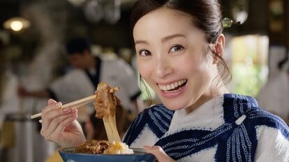 上戸彩 涼しげな浴衣姿で“笑顔になる”食べっぷり この夏の楽しみは「手作りの味噌で味噌汁を…」｜FNNプライムオンライン