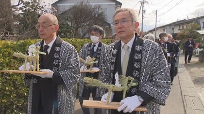 春を呼ぶ「わら駒祭り」　縁起物の70体求めくじ引き　境内には約600人の列　無病息災願い…「ますます飛躍の年にしたい」親子3人で当せんも！