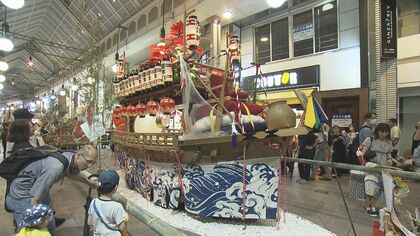 長崎くんち「庭見せ」全踊町の華やかなお披露目を一挙公開　衣装や曳物、祝いの品などずらり展示　会場は料亭、アーケード、商店…プロが監修した“庭”も