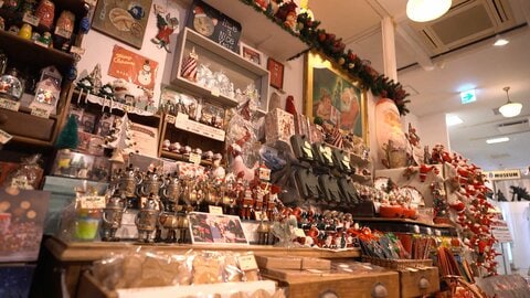 ハロウィンの街角で“もうクリスマス”　「365日クリスマス」の店に子どもたちワクワク「良い子リストに入ってる？」