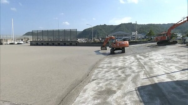 漁港の軽石除去作業を開始 沖縄の漁業に深刻な影響 定期船も運航停止 - www.fnn.jp