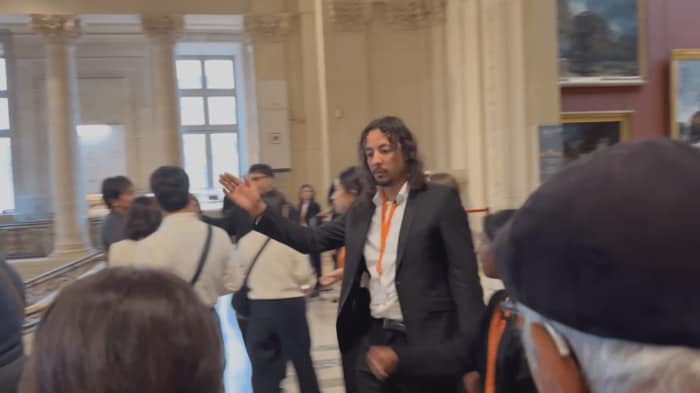 観光客を出口へと誘導するスタッフ　