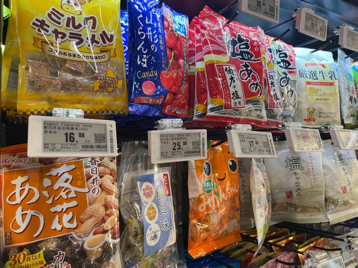 商店では日本語の菓子類も普通に見られる