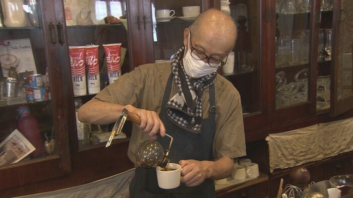 コーヒーを入れるマスター