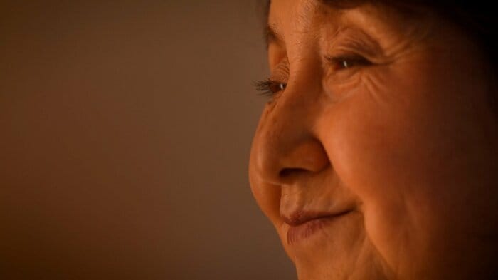 初めて目にする25年前の娘の映像を見つめる万里子さん