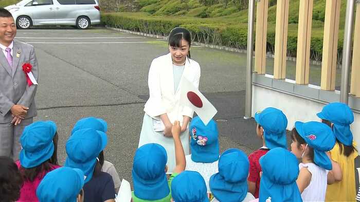 静岡県で地元の保育園児と交流される佳子さま(7月24日)