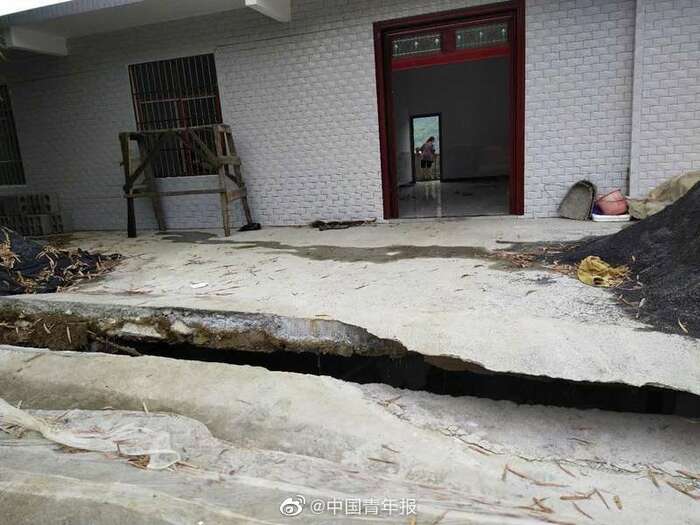 土砂崩れの影響で周辺には巨大な亀裂も 湖北省恩施トゥチャ族ミャオ族自治州(ウェイボより)