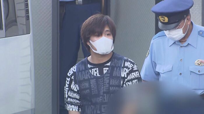 24日午前、殺人容疑で送検される被害者の次男・村上直哉容疑者