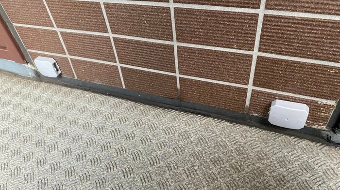 玄関の近くに設置したブラックキャップ(編集部撮影)
