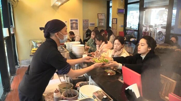 長尾さん(画像左手前)が営む飲食店 春節シーズンで大賑わいの様子(1月19日)