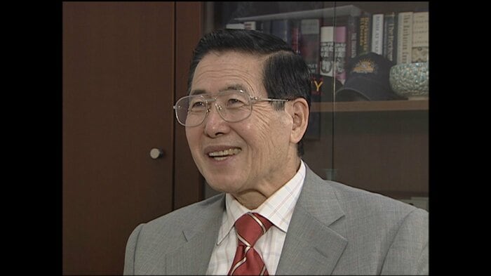 筆者のインタビューを受けるフジモリ氏