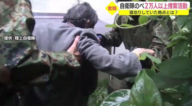 土石流に襲われた地区から住民を救出する様子(撮影:陸上自衛隊)