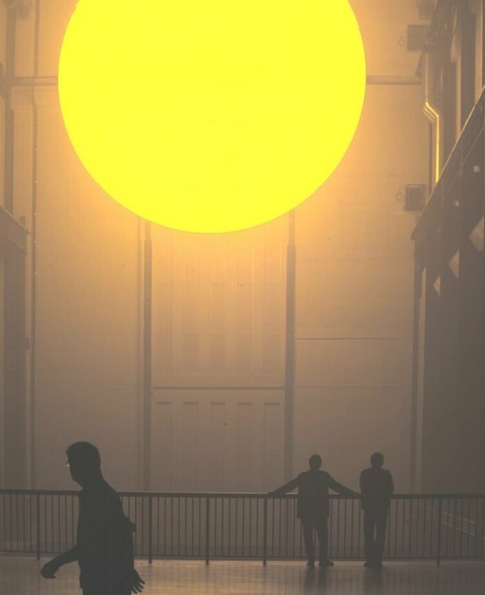 『ウェザー・プロジェクト』2003年 テート・モダン、ロンドン The weather project, 2003 Monofrequency lights, projection foil, haze machines, mirror foil, aluminium, scaffolding 26.7 x 22.3 x 155.44 m Tate Modern, London, 2003 Photo: Jens Ziehe Courtesy of the artist; neugerriemschneider, Berlin; Tanya Bonakdar Gallery, New York / Los Angeles © 2003 Olafur Eliasson