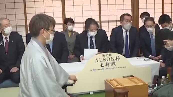 羽生九段や立会人の視線が藤井五段に集中