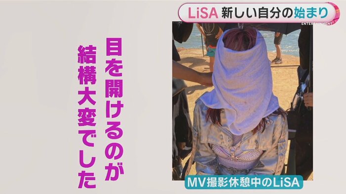砂が目に入るのを防ぐためタオルでガード