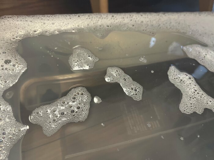 各所から泡立つまで混ぜる（特集班撮影）