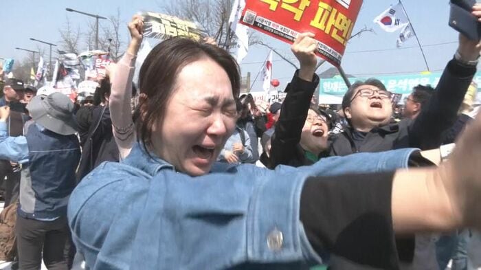 尹大統領「罷免」決定を受けて歓喜する市民