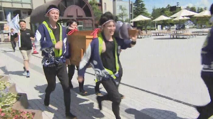 金沢市役所前を通過