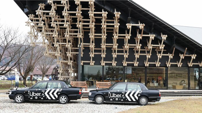 「スノーピークグランドステーション白馬店」のイベントエリアに並ぶUber Taxi