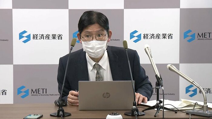 記者会見を行う経産省の担当者(午後8時半ごろ 経産省)