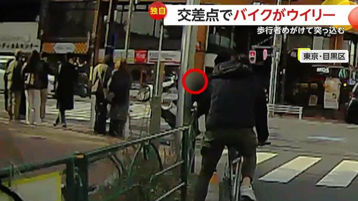 前輪が浮き上がってしまったバイク(視聴者提供)