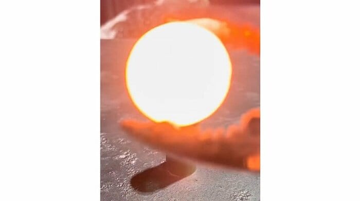 1000℃に熱せられた鉄球は白く光り輝いている