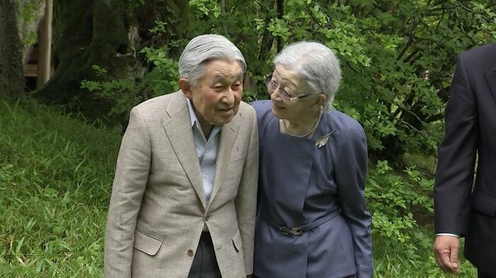 退院する美智子さまを上皇さまはお住まいの玄関で待たれていた