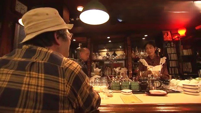 常連客と話をする川崎さん