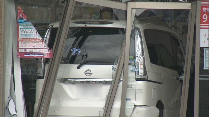 ドラッグストアに突っ込んだ車