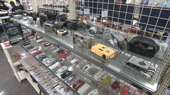 棚の上に整然と並べられた思い出の品々