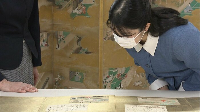 親王や公家が寄り合い書きをした色紙を貼り一冊の画帖に