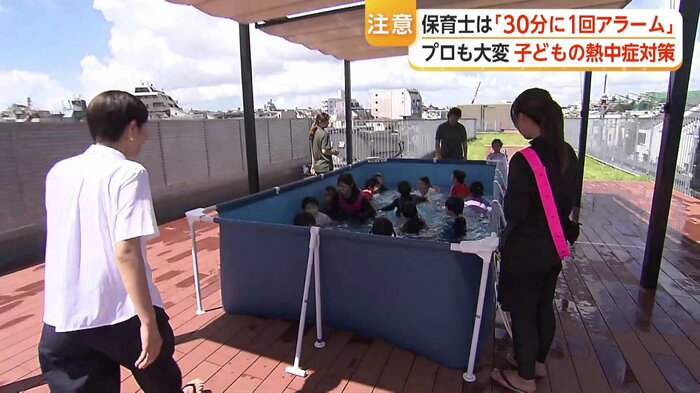屋外のプールには大型のサンシェードが