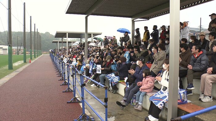 雨にもかかわrず約500人のファン・サポーターが集まる