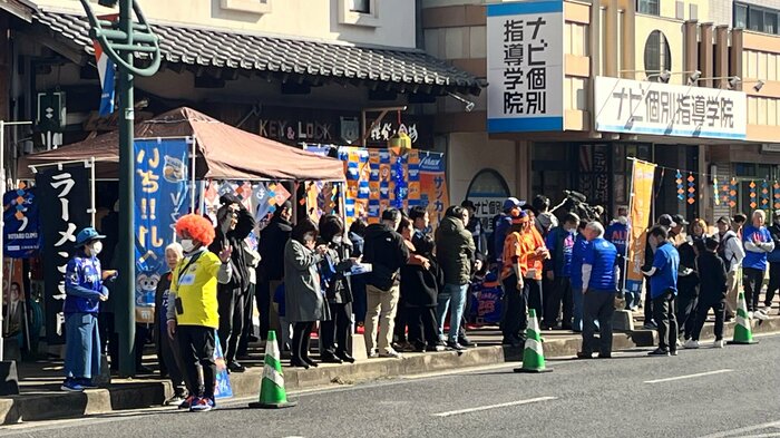 選手たちを待ちわびた「いさはや商店街」に集まった人たち