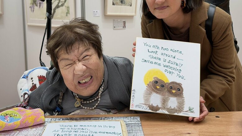 ロンドンで見えた“口と足で描く”障がい者アート70年の厚み　日本人画家が「寄り添うフクロウ」に込めた願い｜FNNプライムオンライン