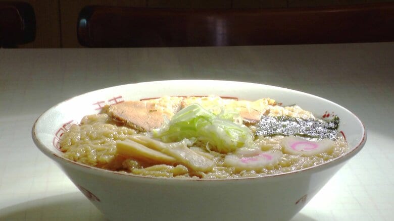 思い出の味を作り続ける　祖母と二人三脚で看板メニュー「天ぷら中華」を守る老舗食堂の若き3代目【秋田発】｜FNNプライムオンライン