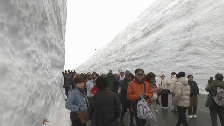 大迫力！「雪の大谷」12ｍの壁　立山黒部アルペンルート全線開通　黒部ダムも大勢の観光客｜FNNプライムオンライン